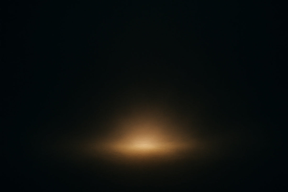 Ein zarter goldener Schimmer entsteht inmitten tiefer Dunkelheit – als würde das Licht gerade geboren. Weiches, diffuses Leuchten, still und poetisch, Symbol für den Ursprung allen Lichts.