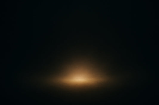Ein zarter goldener Schimmer entsteht inmitten tiefer Dunkelheit – als würde das Licht gerade geboren. Weiches, diffuses Leuchten, still und poetisch, Symbol für den Ursprung allen Lichts.