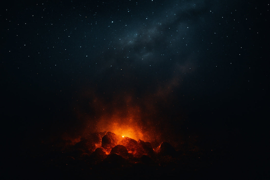 Dunkler Raum mit glimmender, rötlich-goldener Glut – wie schwebende Kohle im Universum. Ein leises, warmes Leuchten mit Spuren von Sternenstaub, ruhig und poetisch, Symbol für das ewige Feuer des Lichts.