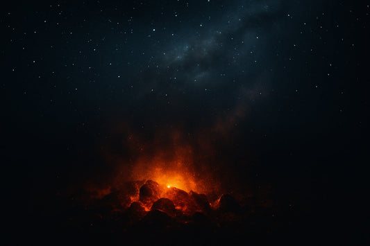 Dunkler Raum mit glimmender, rötlich-goldener Glut – wie schwebende Kohle im Universum. Ein leises, warmes Leuchten mit Spuren von Sternenstaub, ruhig und poetisch, Symbol für das ewige Feuer des Lichts.