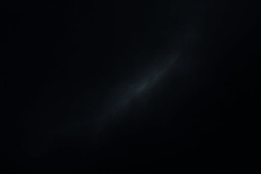 Dunkler, weiter Raum mit sanft sichtbaren silber-blauen Lichtnebeln. Zarte Schimmer durchziehen die Tiefe wie atmendes Licht – still, geheimnisvoll und unendlich weit, Sinnbild für die Stille im All.