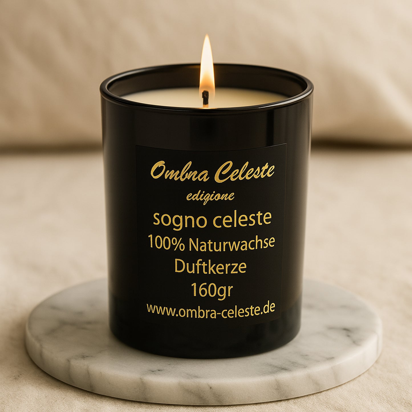 Duftkerze Sogno Celeste - vegane Sojawachskerze mit beruhigedem Zim-Orange-Eukalyptusduft und goldenem Etikett.
