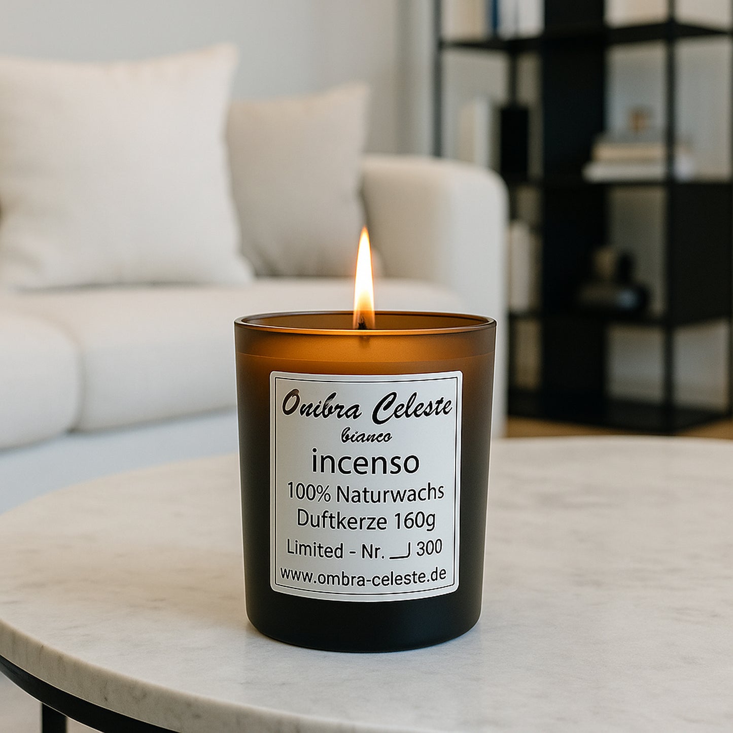 Brennende Duftkerze Ombra Celeste bianco Incenso – edle Inszenierung auf hellem Tisch
