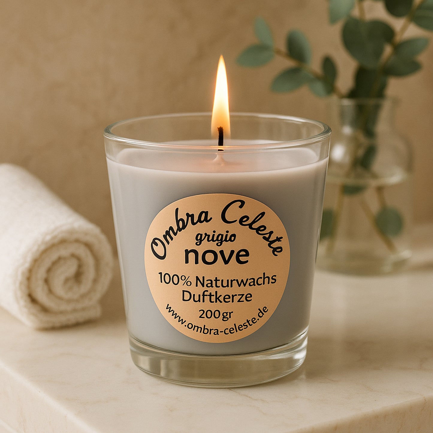 Ombra Celeste nove grigio im Spa-Stil – mit Handtuchrolle, Eukalyptus und weichem Licht