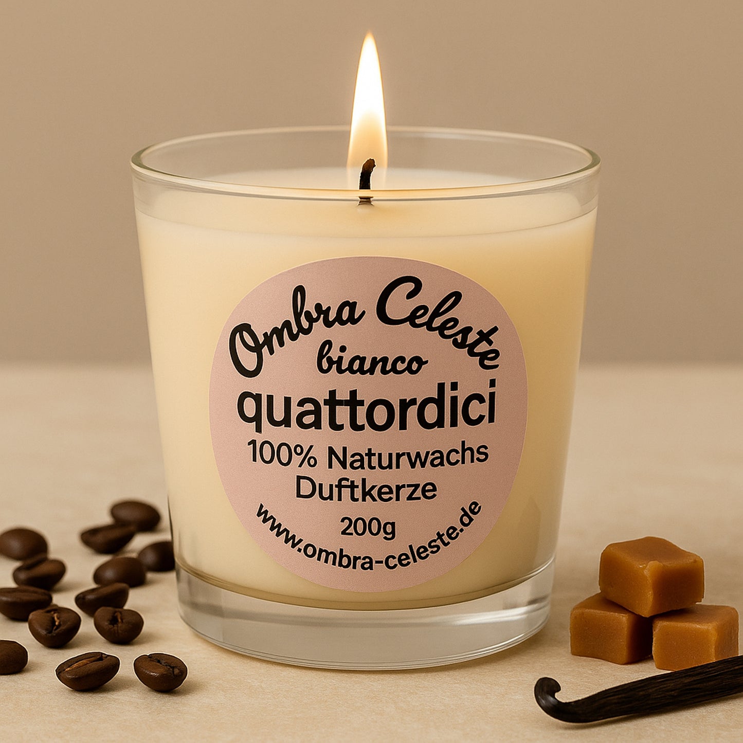 Kerze mit Kaffeebohnen:
Nahaufnahme der quattordici-Kerze mit gerösteten Kaffeebohnen auf heller Fläche – warmes Licht und feine Unschärfe im Hintergrund.