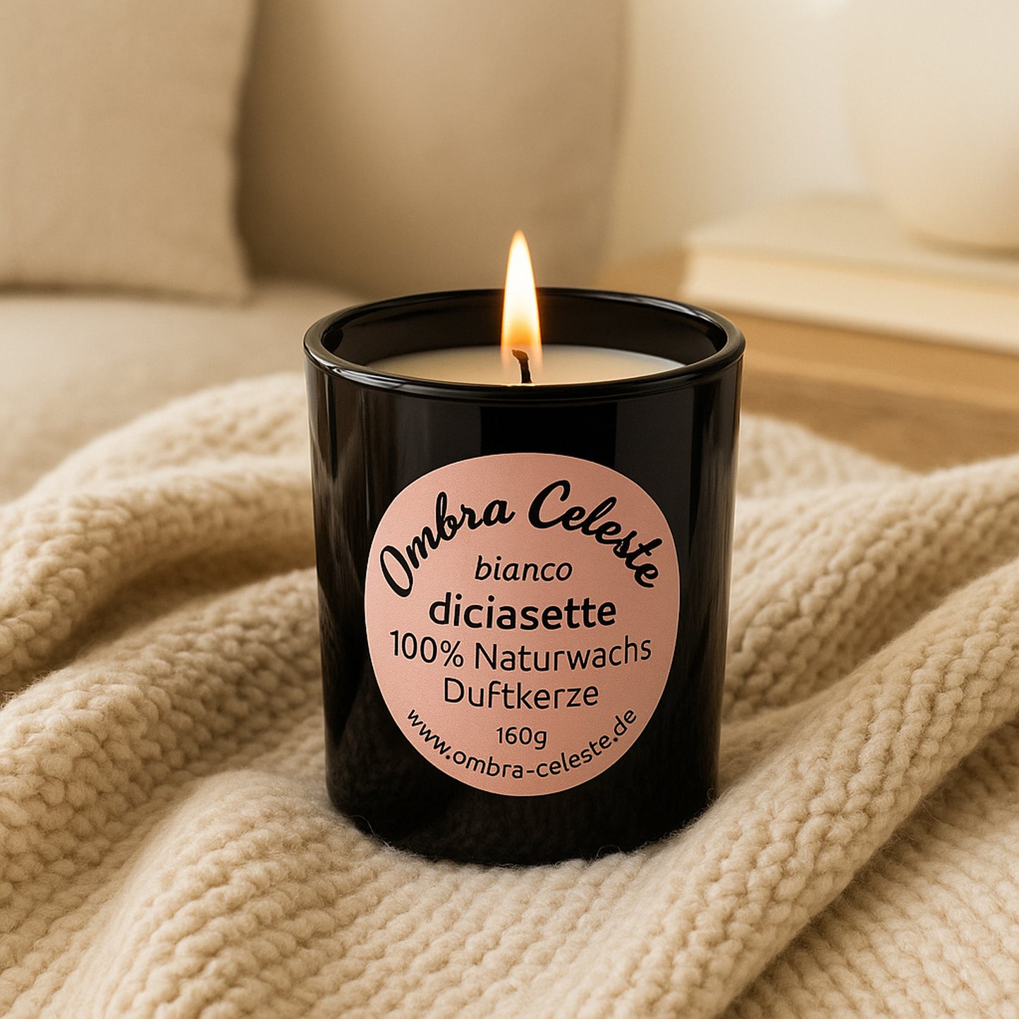 Ombra Celeste diciasette Kerze auf beiger Decke – weiches Licht und luxuriöse Textur