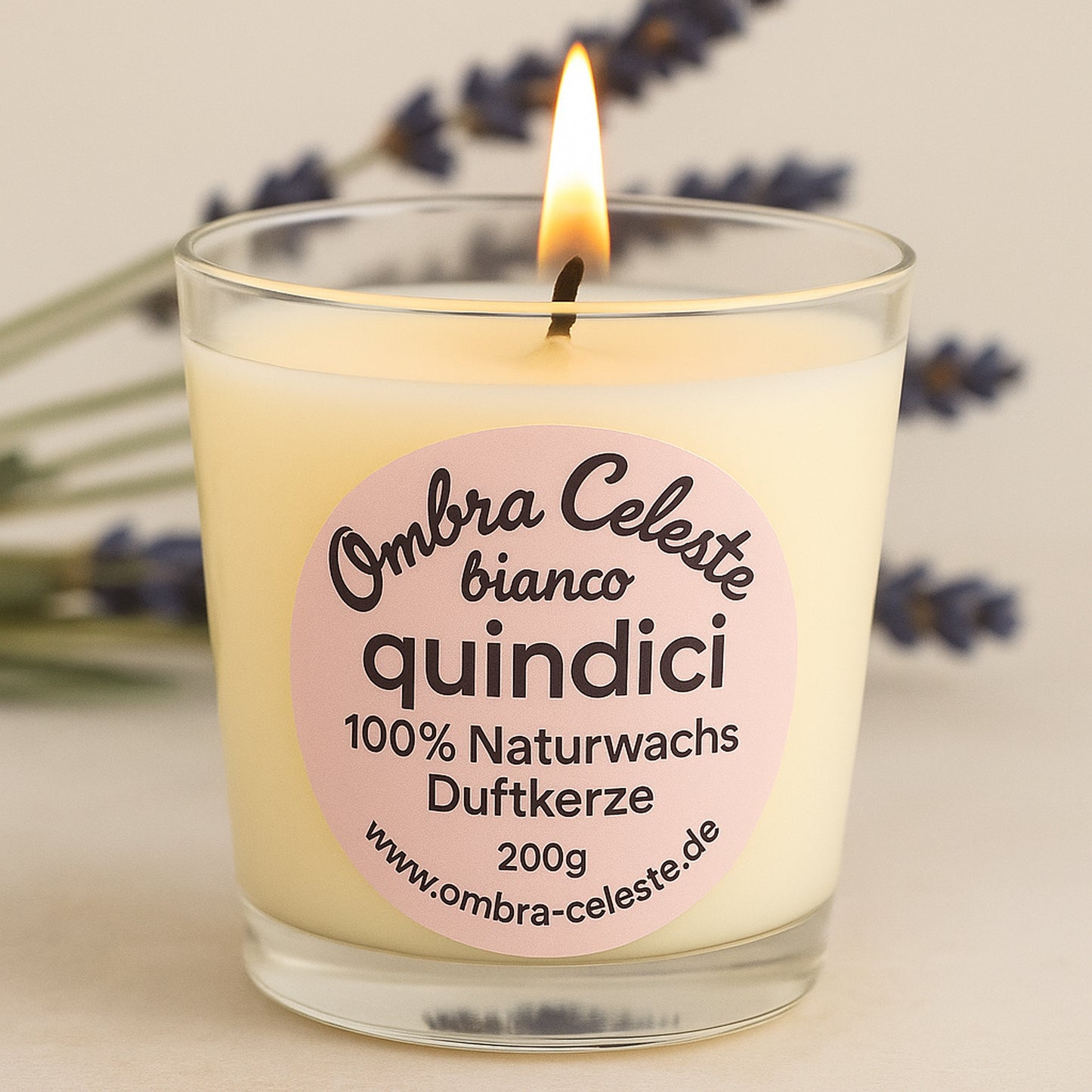 Kerze mit Lavendelzweigen dekoriert, Nahaufnahme
Duftkerze quindici mit Lavendel – handgegossen in Deutschland, wohltuend und elegant