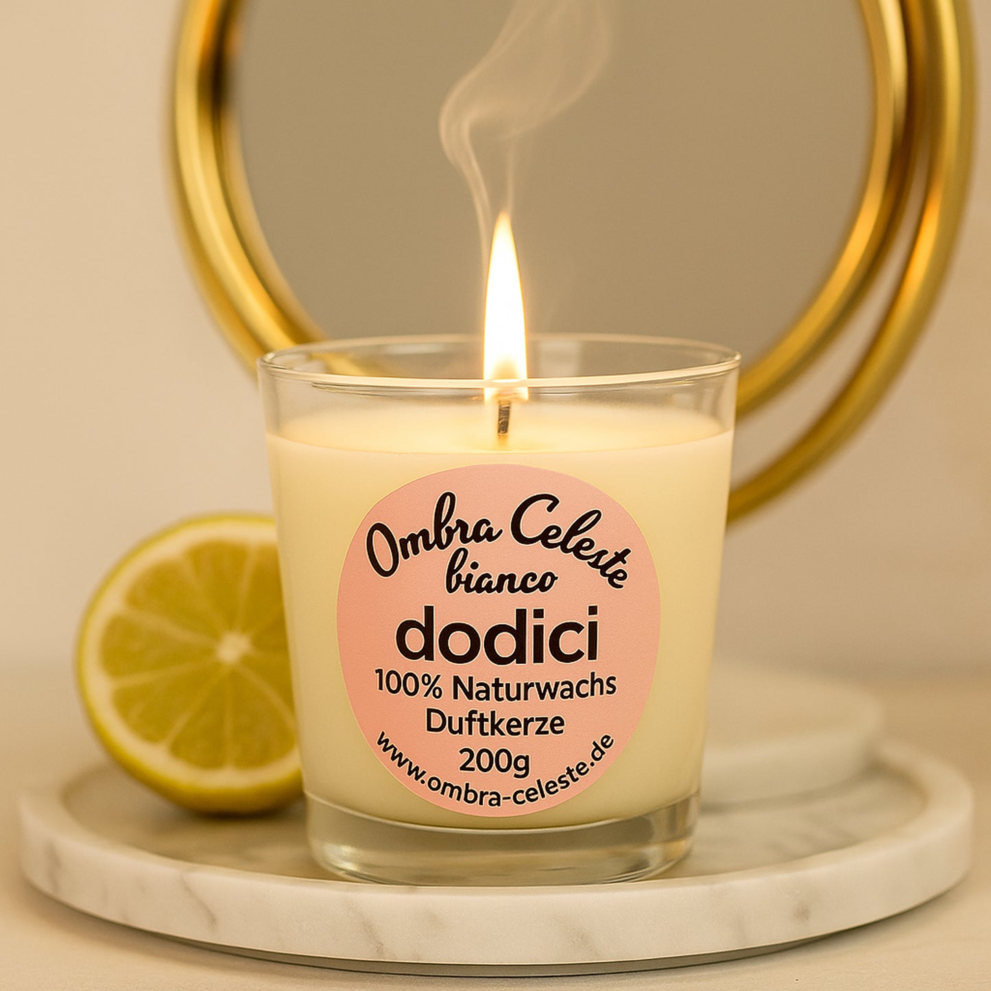 Duftkerze dodici bianco von Ombra Celeste, dekoriert mit Limette, Rosmarin und Spiegel – mediterrane Frische.