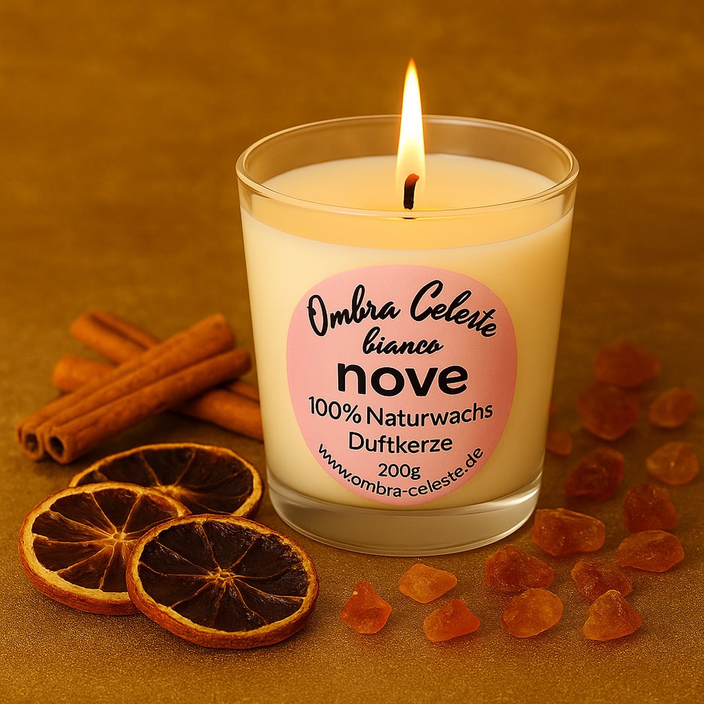 Duftkerze nove bianco auf dunklem Hintergrund, dekoriert mit Blutorange und Zimt – kraftvolle Duftkomposition.