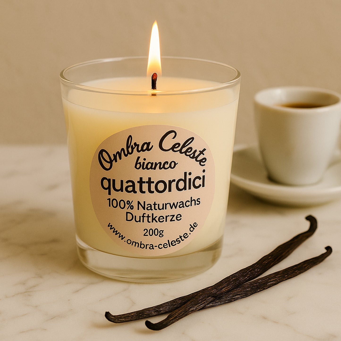 Kerze mit Vanilleschote & Espressotasse:
Quattordici-Duftkerze auf Marmoruntergrund mit kleiner klassischer Espressotasse und zwei aufgebrochenen Vanilleschoten – italienischer Flair.