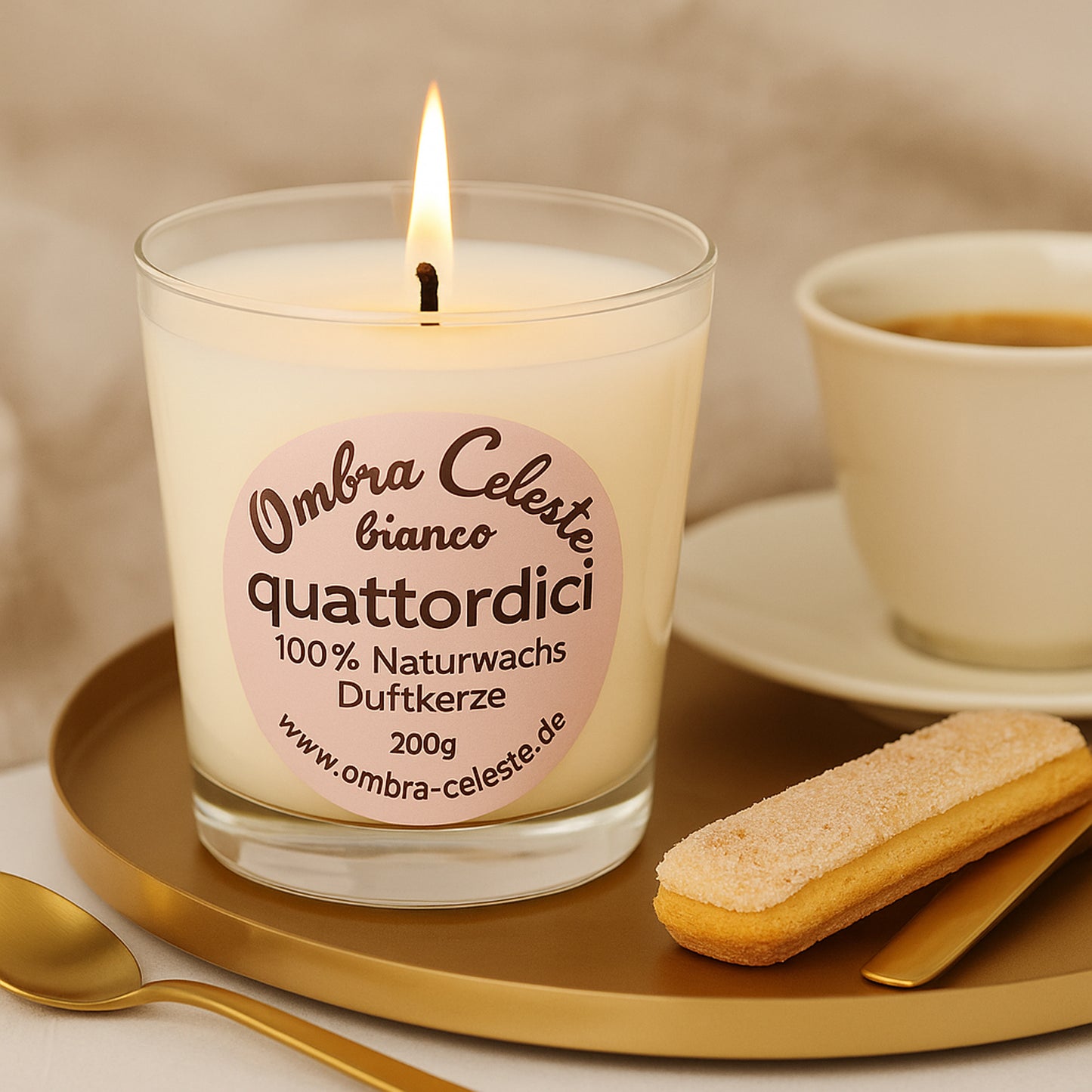 Kerze mit Löffelbiskuit und Kaffeetasse (Tiramisu-Assoziation):
Luxuriöses Frühstücksbild mit brennender quattordici-Kerze, Espresso-Tasse und Löffelbiskuit auf Tablett – harmonisch in Creme- und Brauntönen.