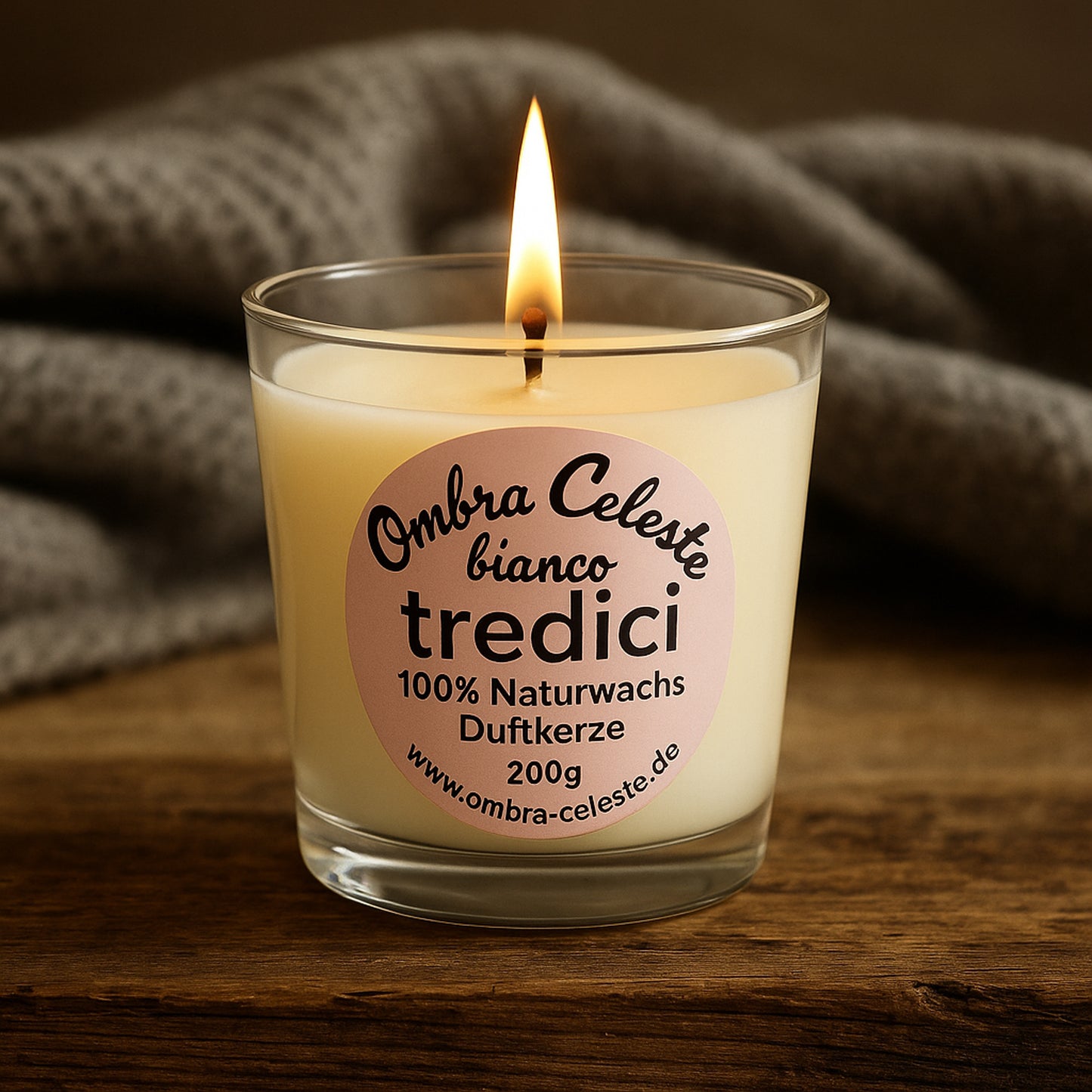 Ombra Celeste tredici bianco Duftkerze in edlem Ambiente mit Grapefruit und Zitrone, warmes Licht auf dunklem Holz.