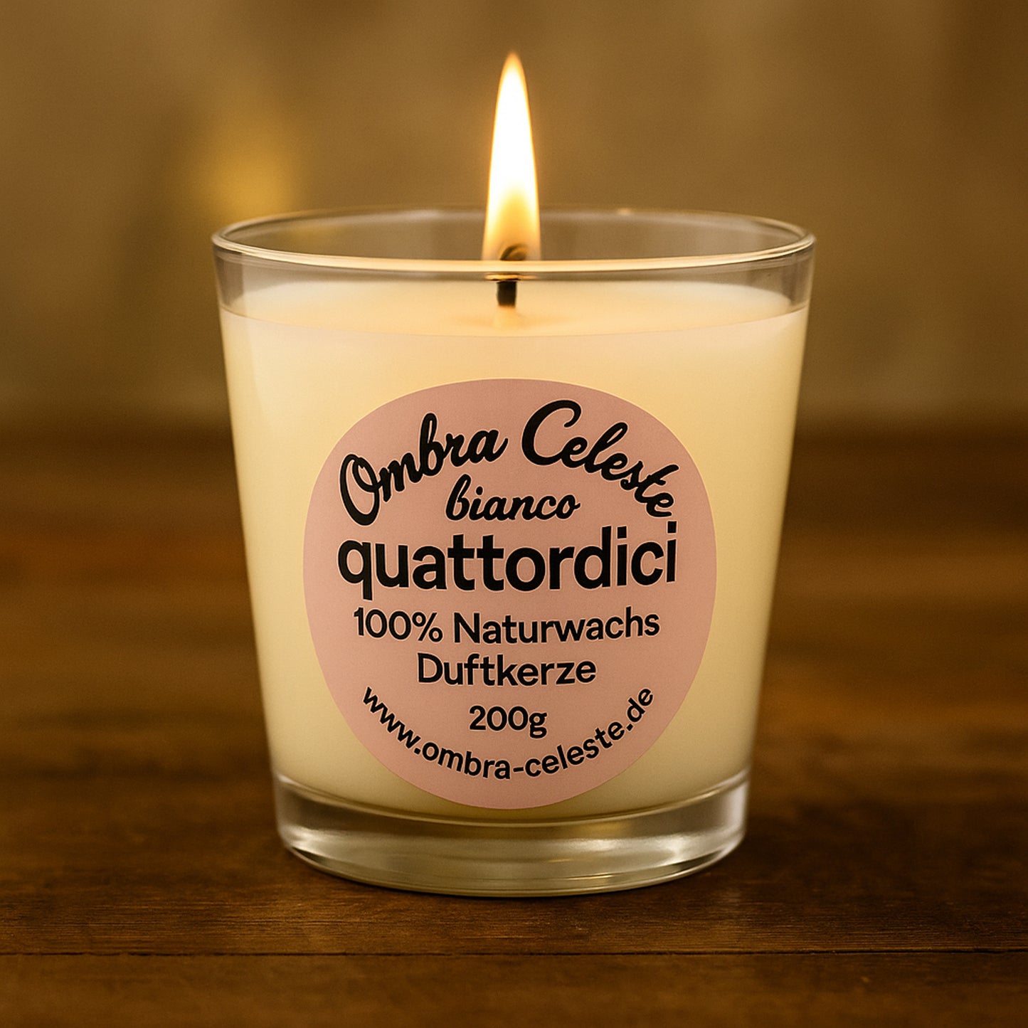 Brennende Duftkerze quattordici bianco auf warmem Holzuntergrund – Etikett in Hellrosa mit schwarzer Schrift, eleganter Lichtreflex im Glas, Fokus auf Flamme und Label.