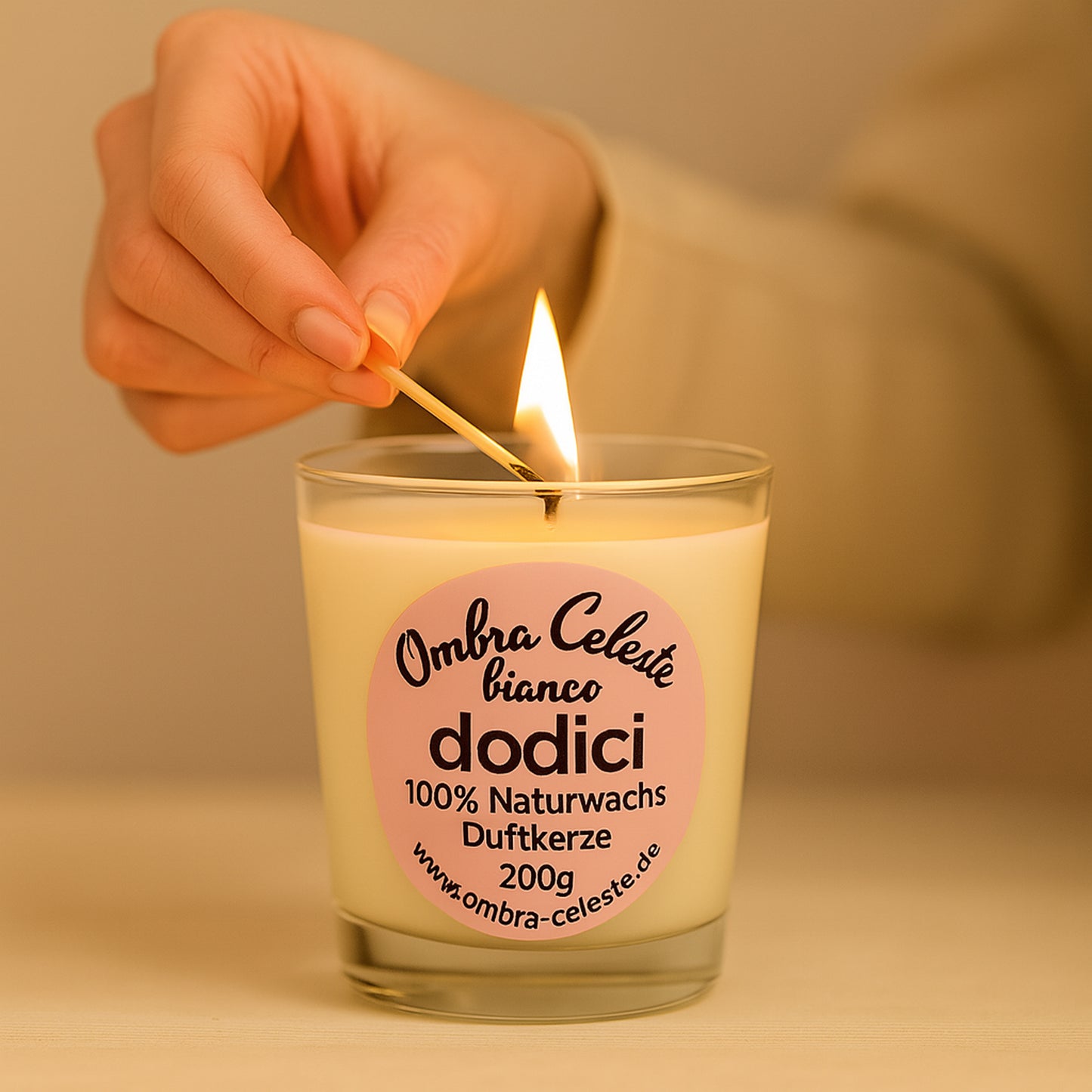 Ritualbild mit Handszene (Kerze wird angezündet):
Weibliche Hand mit zartem Schmuck zündet die quattordici-Kerze an – sanfte Lichtstimmung, Fokus auf Entschleunigung und Genuss.