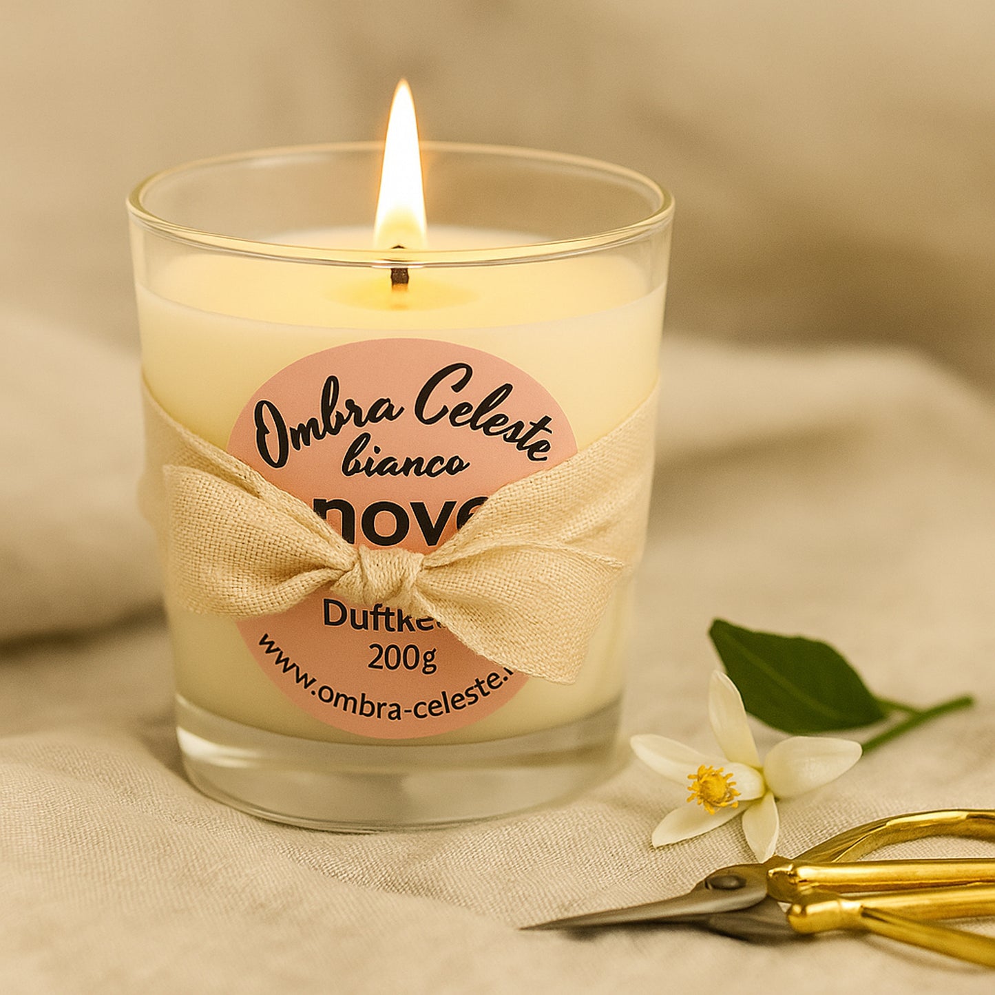 Ombra Celeste nove Duftkerze, brennend inszeniert mit Grapefruit und grünen Blättern – frisch und natürlich.