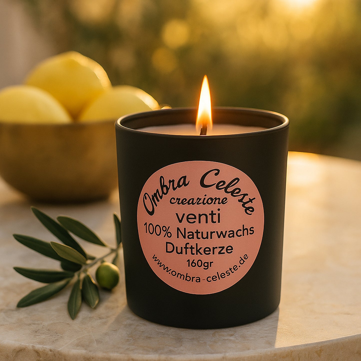 Vegane Duftkerze Ombra Celeste venti im schwarzen Glas. Duftnoten Zitrus, Minze, Lavendel und Patschuli. Handgegossen in Deutschland.
