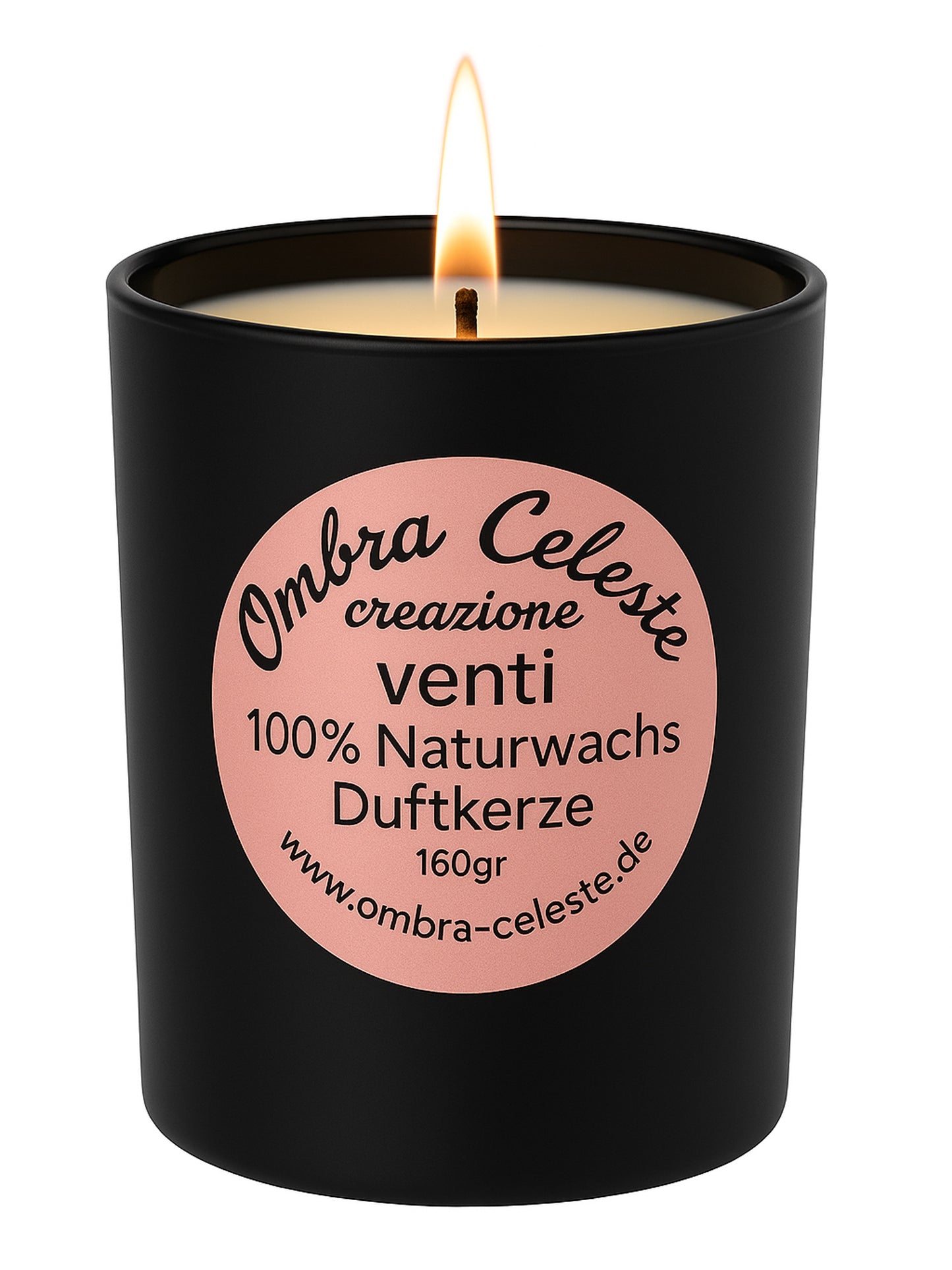 Freisteller der Duftkerze Ombra Celeste venti im schwarzen Glas mit rosa Etikett und brennender Flamme vor reinweißem Hintergrund
