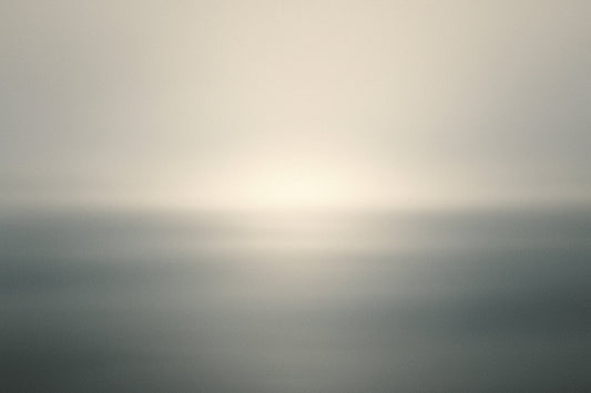 Weicher, abstrakter Horizont aus Licht und Nebel, fließende Übergänge, die das Gefühl gedanklicher Weite und stiller innerer Räume vermitteln.