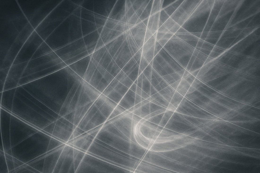 Abstrakte Linien und Lichtstrukturen, die sich überlagern und wie ein entstehendes Muster aus einer Phase der Unordnung wirken.