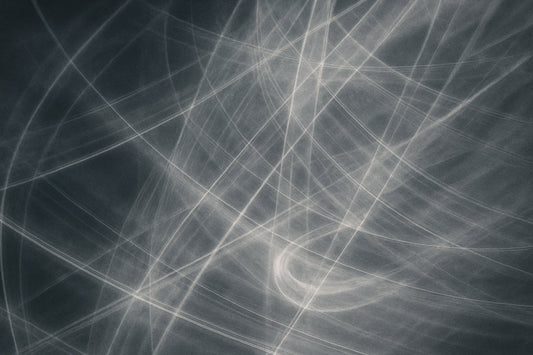 Abstrakte Linien und Lichtstrukturen, die sich überlagern und wie ein entstehendes Muster aus einer Phase der Unordnung wirken.