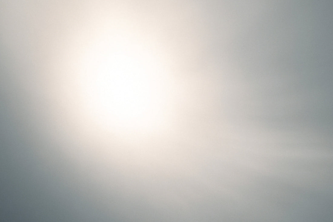 Weiches abstraktes Licht, das wie ein ruhender Kern wirkt und die stille Tiefe der Dinge symbolisiert.