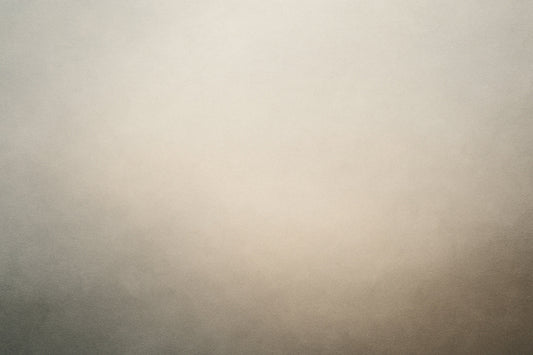 Ein sanfter Schleier aus hellem Grau und warmem Beige, der nach unten in dunklere Tiefe sinkt – wie ein Atemzug, der sich im Raum verliert.