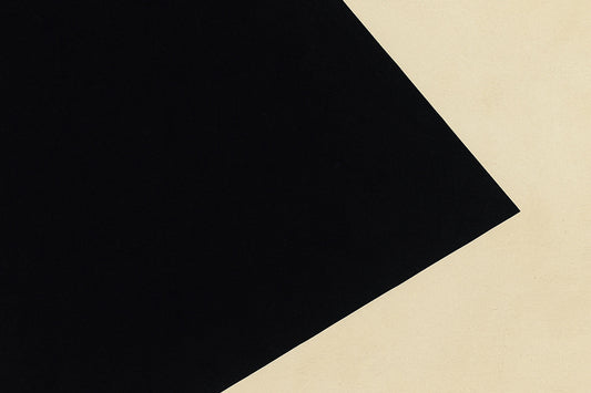 Ein schwarzer Schnitt, der in helles Elfenbein fällt – wie Zeit, die nicht vergeht und trotzdem weiterzieht.