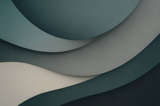 Abstrakte Komposition aus kühlen Petrol-, Graublau- und Cremeflächen, in geschwungenen, klar geschichteten Formen. Weiche Schatten, feine Textur und ruhige Linien erzeugen Tiefe