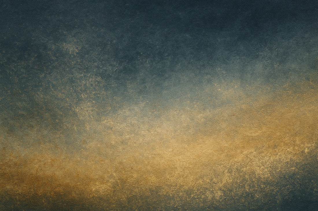 Abstrakte, texturierte Fläche in 1500×1000 px mit weichem Farbverlauf von tiefem Blau im oberen Bereich zu warmen Gold- und Ockertönen im unteren Bereich; feinkörnige Struktur, ruhige, malerische Lichtstimmung im Ombra-Celeste-Stil.