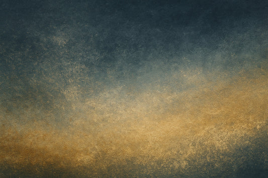Abstrakte, texturierte Fläche in 1500×1000 px mit weichem Farbverlauf von tiefem Blau im oberen Bereich zu warmen Gold- und Ockertönen im unteren Bereich; feinkörnige Struktur, ruhige, malerische Lichtstimmung im Ombra-Celeste-Stil.