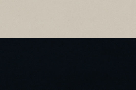 Ein klarer Schnitt zwischen hellem Himmelston und tiefer Dunkelblaufläche – wie eine stille Grenze, an der der Himmel zu sprechen beginnt.