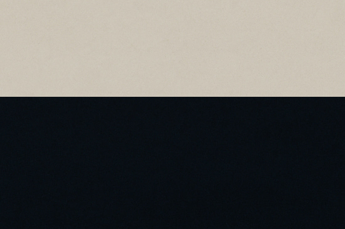 Ein klarer Schnitt zwischen hellem Himmelston und tiefer Dunkelblaufläche – wie eine stille Grenze, an der der Himmel zu sprechen beginnt.