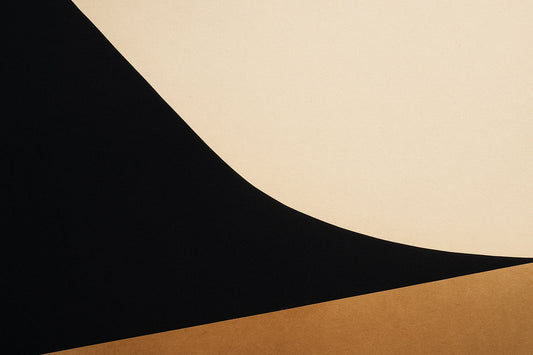 Ein schwarzer Schwung trifft auf helles Beige und warmes Ocker – wie ein Horizont, der leise zu atmen beginnt