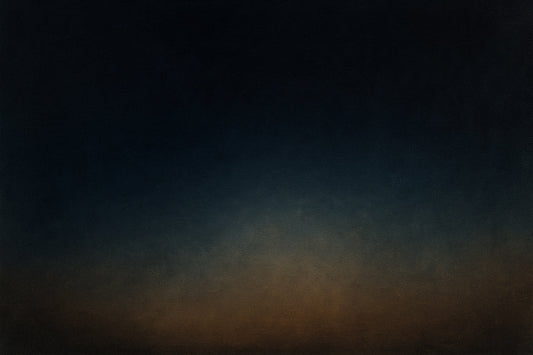 Dunkler, tiefer Nachthimmel, der sanft in warmes Dunkelorange taucht – ein stiller Übergang, wie der Raum hinter der Nacht selbst.