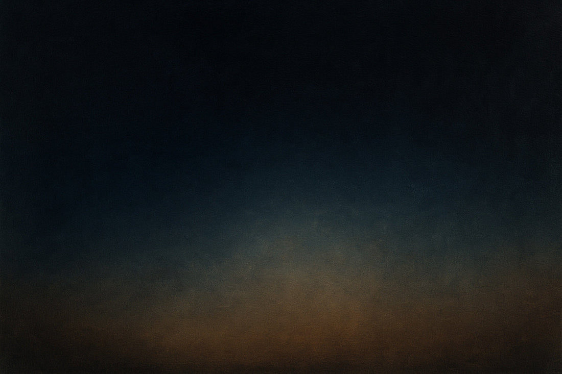 Dunkler, tiefer Nachthimmel, der sanft in warmes Dunkelorange taucht – ein stiller Übergang, wie der Raum hinter der Nacht selbst.