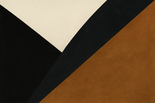 Schwarze und ockerfarbene Flächen schneiden in ein helles Feld – wie zwei Räume, die sich berühren, ohne sich zu öffnen.