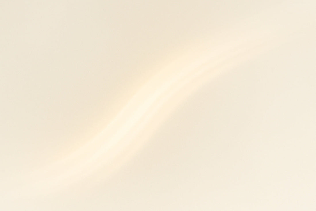 Heller, fließender Lichtstreifen auf warmem, cremefarbenem Hintergrund. Weiche Bewegung, keine Schatten, organisch und poetisch – ein ruhiger, klarer Lichtfluss.