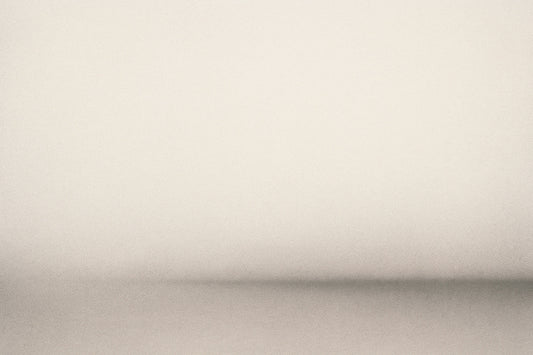 Ein stiller, fast leerer Horizont aus hellem Nebelbeige – wie ein Ort, an dem das Unsichtbare wartet, ohne sich zu zeigen.