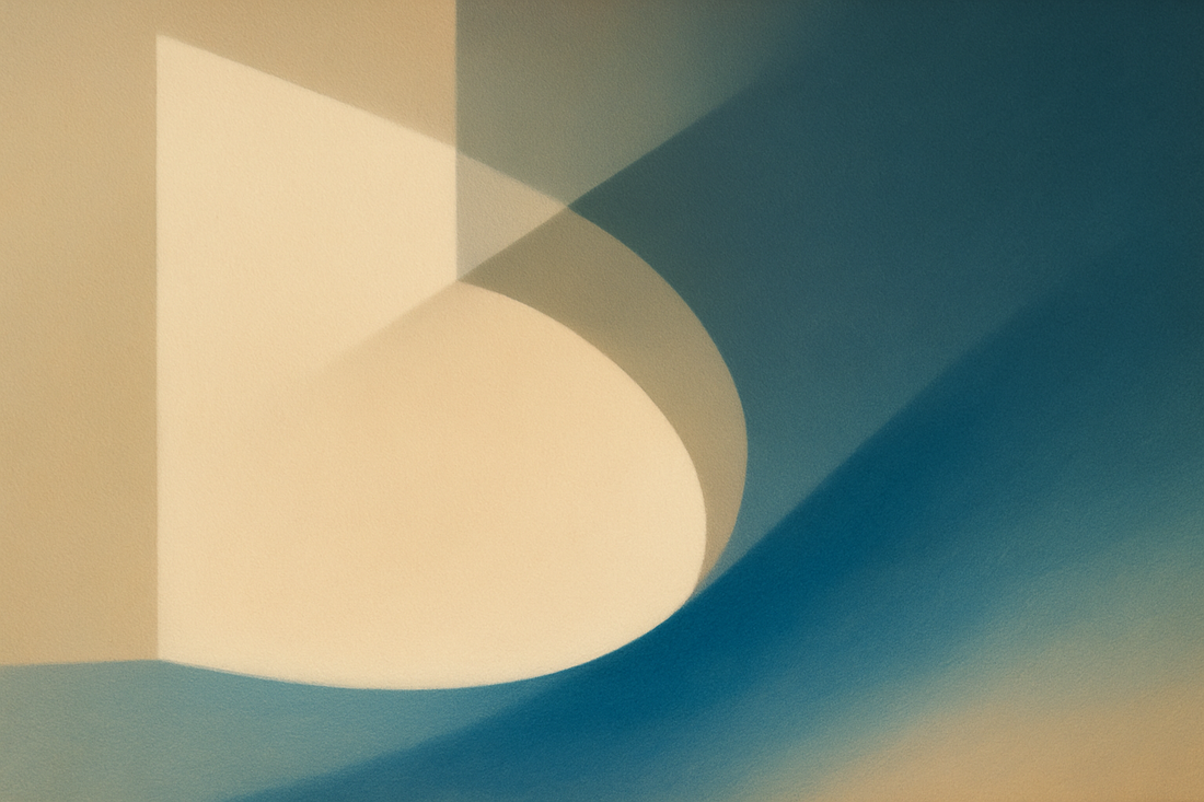 Abstrakte moderne Komposition aus klaren geometrischen Formen: eine helle diagonale Linie trifft auf weiche beige Flächen und einen dunkleren, minimalistischen Hintergrund.