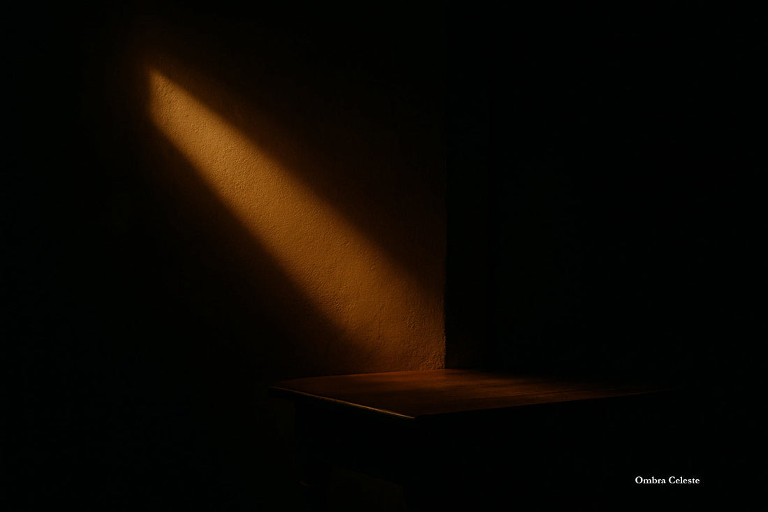 Warmes, seitlich einfallendes Licht trifft auf eine Wand und einen Holztisch, ruhige Chiaroscuro-Atmosphäre mit starkem Schattenkontrast.