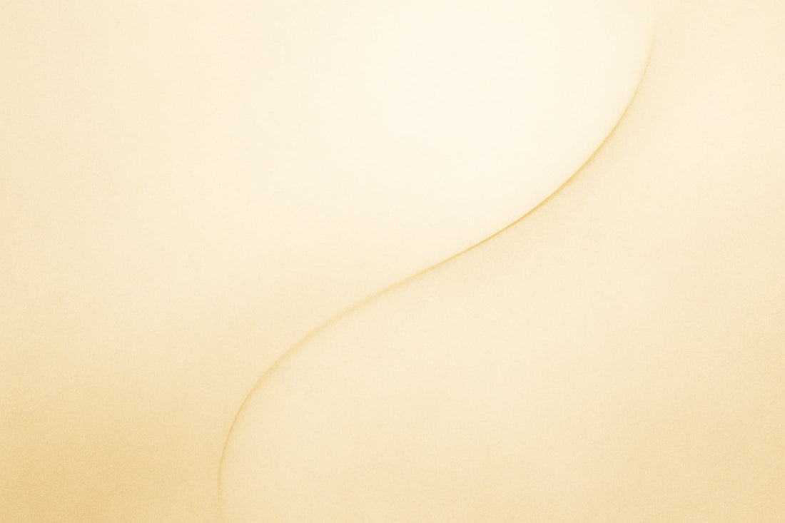 Abstrakte digitale Komposition in warmen, hellen Tönen mit einer sanft geschwungenen, goldenen Linie auf hellem Grund. Weiche Formen und leichte Verläufe erzeugen das Gefühl eines stillen Anfangs und eines Moments, der sich gerade öffnet