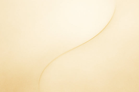 Abstrakte digitale Komposition in warmen, hellen Tönen mit einer sanft geschwungenen, goldenen Linie auf hellem Grund. Weiche Formen und leichte Verläufe erzeugen das Gefühl eines stillen Anfangs und eines Moments, der sich gerade öffnet