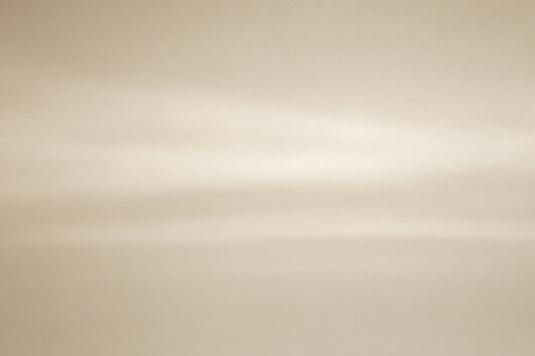 Weiche horizontale Lichtschichten in warmen Beigetönen erzeugen eine ruhige, minimalistische Fläche ohne erkennbares Motiv.