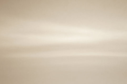 Weiche horizontale Lichtschichten in warmen Beigetönen erzeugen eine ruhige, minimalistische Fläche ohne erkennbares Motiv.