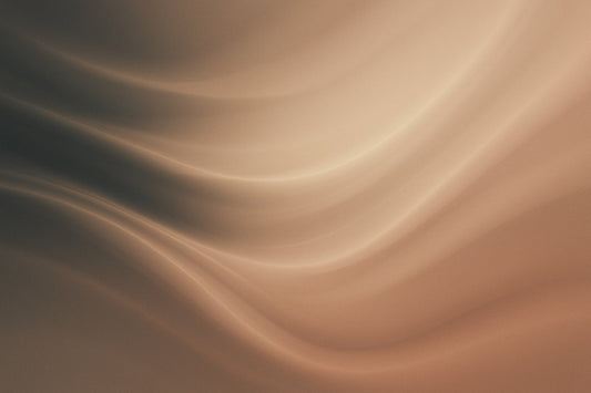 Abstrakte, weich fließende Lichtlinien in warmen Beige- und Graphittönen, die sich sanft über einen dunklen Hintergrund bewegen – ein elegantes, ruhiges Motiv im Stil moderner digitaler Kunst