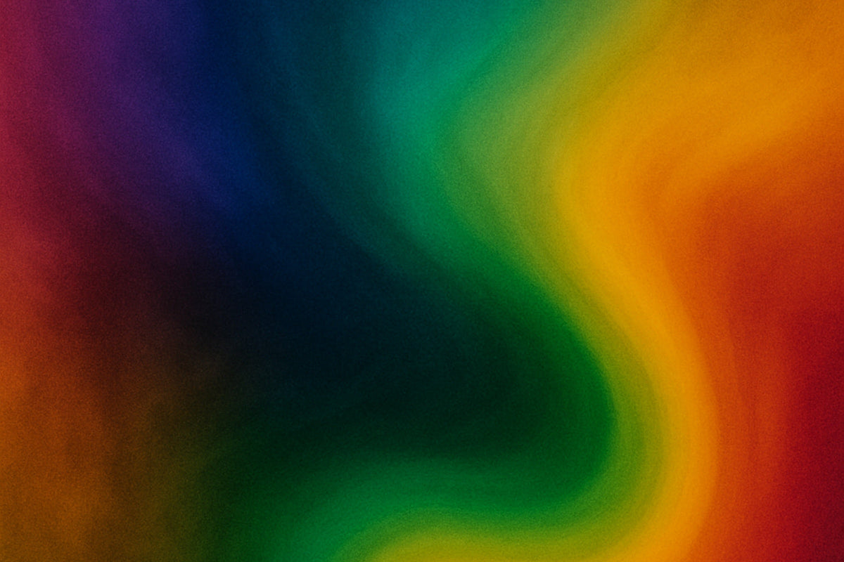 Abstrakte Farbströmung im Ombra-Celeste-Stil: ein fließender, wellenartiger Verlauf aus tiefem Violett, Blau, Grün, Gelb und warmem Orange, durchzogen von weichen, nebelartigen Übergängen