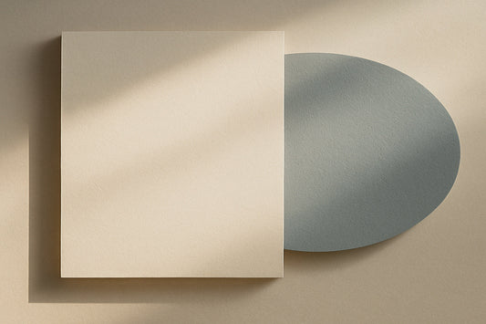 Abstrakte, minimalistische digitale Komposition aus weichen, verwobenen Formen in hellen Beige-, Sand- und Grautönen. Zwei große, halbtransparente Flächen überlagern sich sanft
