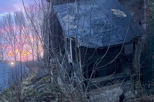Altes Gebäude im warmen Abendlicht, brüchiger Putz, weiche Schatten – ein ruhiger, zeitvoller Ort mit Geschichte und Atmosphäre