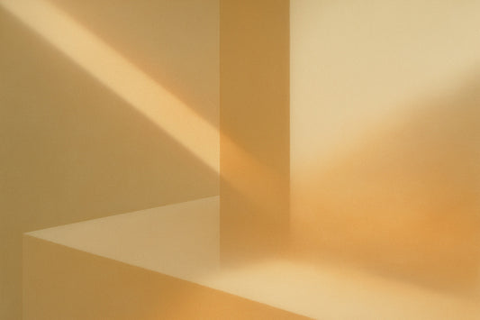 Abstrakte 2D-Komposition aus klaren, geometrischen Flächen in warmen Beige- und Goldtönen; harte vertikale und horizontale Kanten treffen auf weiche Lichtverläufe