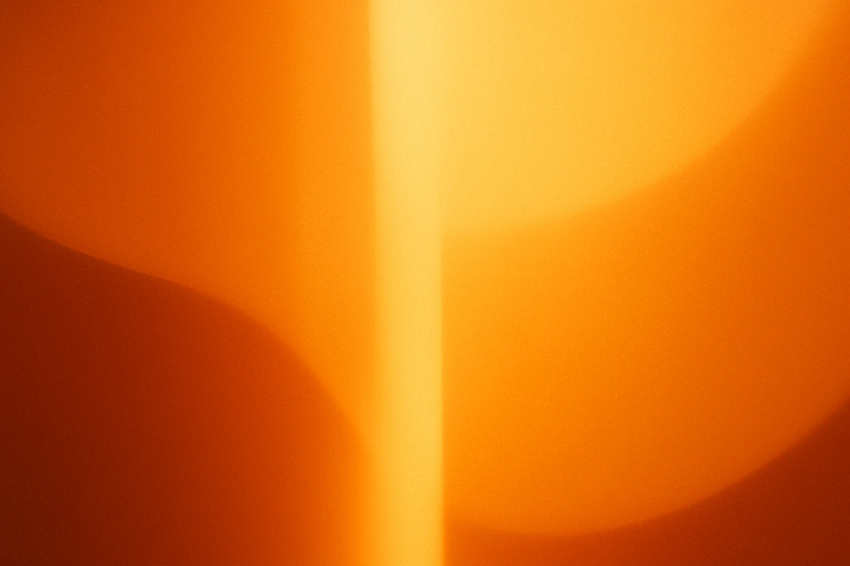 Abstraktes Bild in warmen Gold- und Bernsteintönen, mit klaren Lichtflächen, weichen Rundungen und einem vertikalen Lichtstreifen, der Tiefe und ruhige Wärme erzeugt